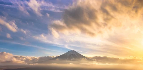 Photo sur Plexiglas Mont Fuji Mountain Fuji in sea of mist or fog at sunrise with cloudy sky, Fujikawaguchiko, Yamanashi, Japan.