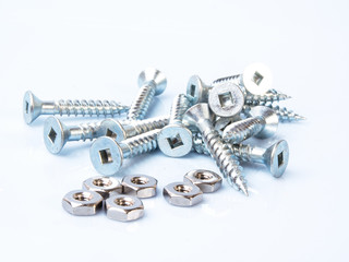 vis et boulons sur fond blanc