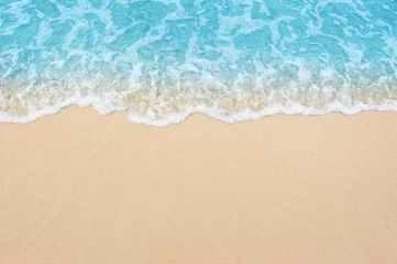 Tuinposter prachtig zandstrand en zachte blauwe oceaangolf © ohishiftl