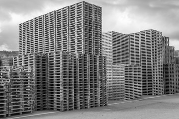  immeubles en palettes de bois, noir et blanc 