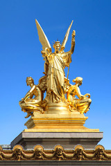 Fototapeta na wymiar Paris - Palais Garnier / Statue sur le toit de l'opéra (La Poésie)