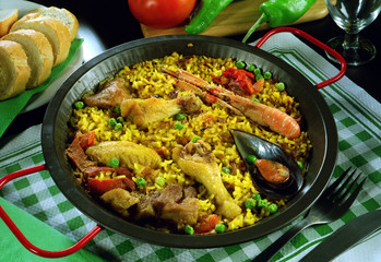 Paella de arroz mixta, con carne y marisco.