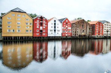 Fototapeta na wymiar Casas de colores en Trondhein. Noruega.