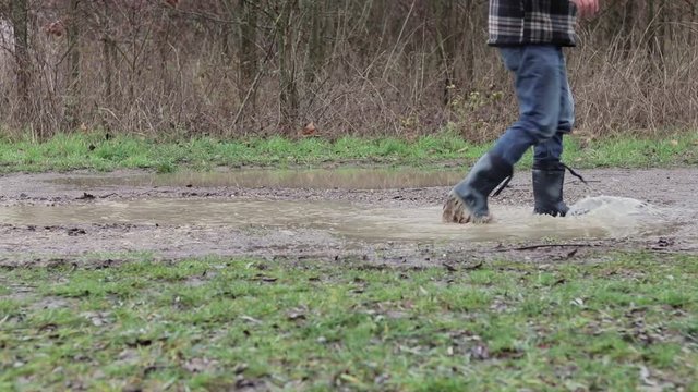 Mann l&auml;uft in einer Pf&uuml;tze hin und her