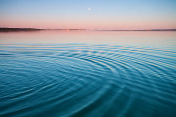 The turquoise lake at dawn.small symmetrical waves - 240465000