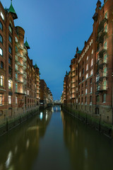 Fototapeta premium Hamburger Speicherstadt bei Nacht
