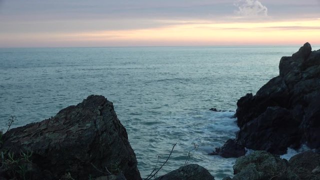 onde lunghe al tramonto in liguria