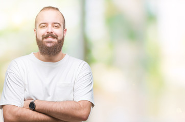 Fototapeta premium Young caucasian hipster man wearing casual t-shirt over isolated background happy face smiling with crossed arms looking at the camera. Positive person.