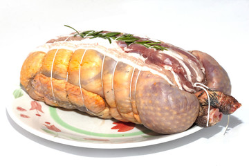 faraona pollame disossato e ripieno pronto per il pranzo di Natale