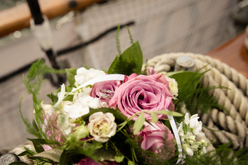 Eheringe auf Brautstrauss