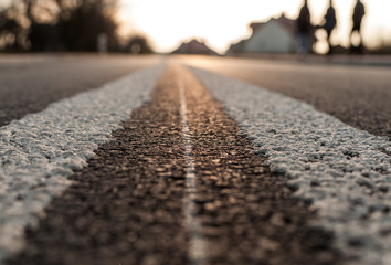 Asfaltowa droga samochodowa z białymi pasami © olekgraf