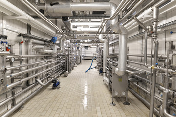 Pipelines and modern technical equipment in a brewery  // Rohrleitungen und Ausstattung in einer...