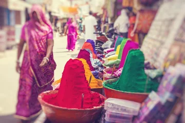 Keuken spatwand met foto Kleurrijk poeder te koop ter gelegenheid van Holi in India. Selectieve aandacht. © Curioso.Photography