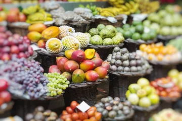 Crédence de cuisine en verre imprimé Fruits Market stall with tropical fruits and vegetables. Selective Focus.