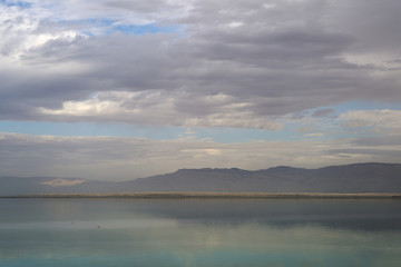 Obraz premium Dead sea seascape in cloudy weather