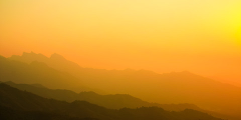 Obraz premium Yellowish red sunset because of smog in china. Plot Mutianyu