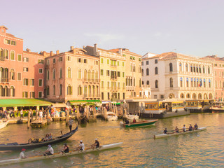 イタリアのベニスの街並みとカナル川
