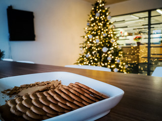 Naklejka premium spiced cookies Christmas tree with blurred fairy background