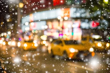 Foto op Canvas Intreepupil vervagen New York City Manhattan straatbeeld met gele taxi& 39 s en sneeuwvlokken vallen tijdens de wintersneeuwstorm © littleny