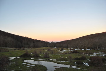 Tramonto dietro le montagne