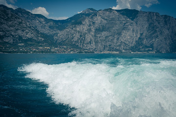 Fototapeta na wymiar Bootsfahrt auf dem Gardasee bei Limone