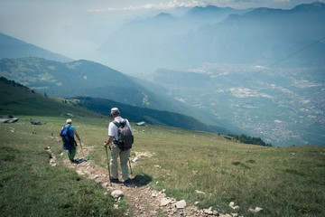 Wanderer am Gardasee im Abstieg vom Monte Stivio