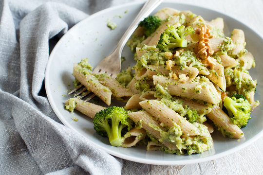 Wholegrain Pasta with broccoli and walnuts cream