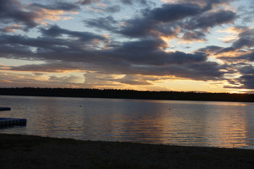Fototapeta na wymiar sunset on the pond