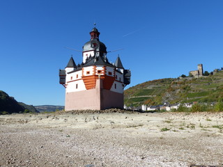 Fototapeta na wymiar Burg Pfalzgrafen von hinten und nahem im Niedrigwasser mit Panorama von Kaub