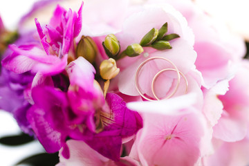 Obraz na płótnie Canvas bouquet of flowers with wedding rings