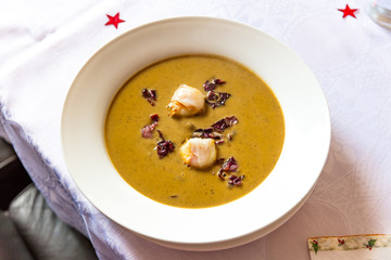 
Maronensuppe mit Radicchio, Lardo di Colonnata & Jakobsmuschel