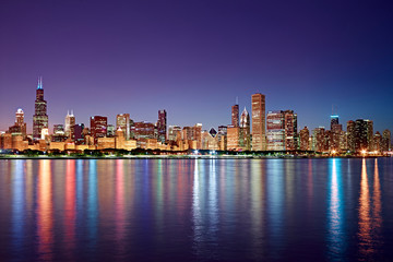 Obraz na płótnie Canvas Chicago Skyline at Night with skyscraper reflections in Lake Michigan
