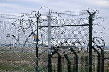 Sicherheitszaun am Frankfurter Flughafen - Stockfoto
