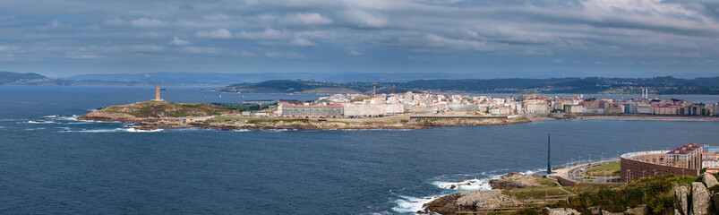 Panor&aacute;mica La Coru&ntilde;a donde se puede ver la Torre de H&eacute;rcules y el Obelisco Milenium