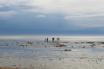 Spaziergänger im Wattenmeer, Fanö, Dänemark
