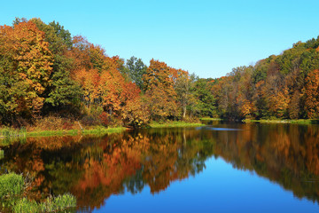 Fototapeta na wymiar Autumn at the lake