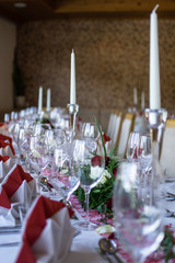 Festlich gedeckter Tisch bei einer Hochzeit 