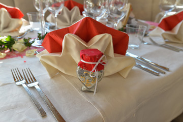 Festlich gedeckter Tisch mit kleinem Geschenk und Dekoration
