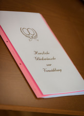 Hochzeitsurkunde am Schreibtisch des Standesamtes
