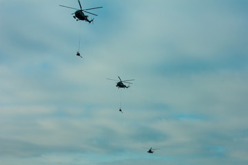 military army helicopter transporting an artillery piece.