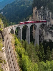 Photo sur Plexiglas Viaduc de Landwasser Train rouge sur le célèbre pont du viaduc de Landwasser.La section du chemin de fer rhétique de la région d& 39 Albula/Bernina (la partie de Thusis à Tirano, y compris St Moritz), Suisse, Europe. août 2018