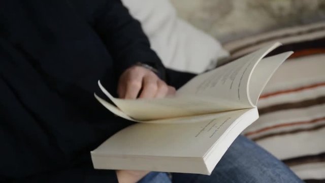 Leggere un libro e sfogliare le pagine