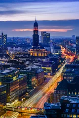 Luftaufnahme der Hamburger Innenstadt in der Abenddämmerung. © foto-select