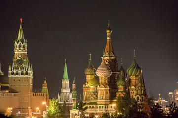 Fototapeta premium St. Basil's Cathedral and Spasskaya tower at night, Moscow, Russia