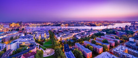 Luftaufnahme der Innenstadt von Hamburg, Deutschland. Panorama der Elbe, des Hafens und des Hafenviertels in der Abenddämmerung. © foto-select