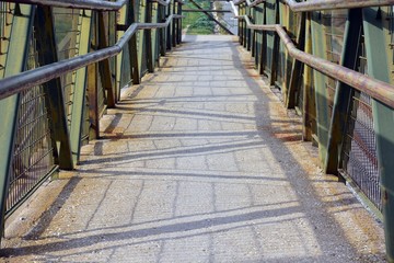 Pasarela de hierro y hormigón