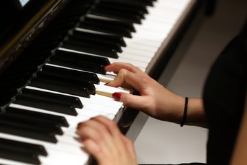 Fototapeta na wymiar touches d'un piano2