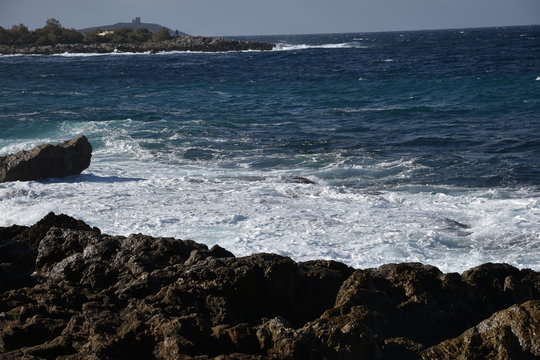 Mare agitato lungo la costa siciliana