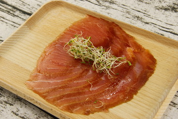 Saumon fumé sur un plateau en bois