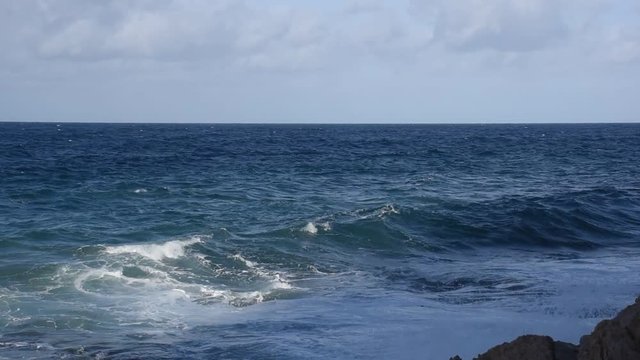 Video di Onde del mare sulla scogliera